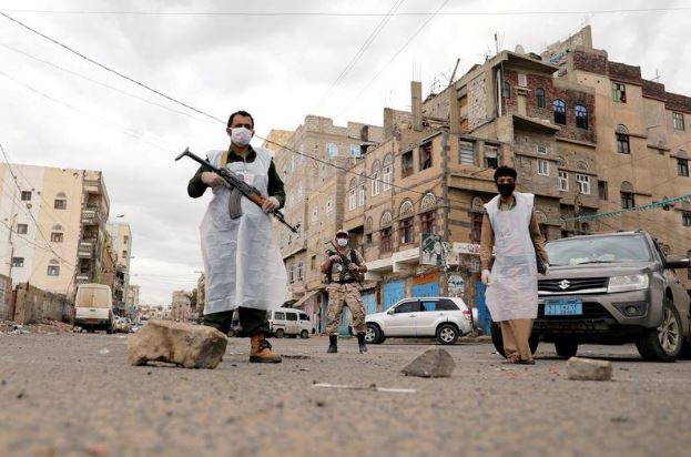 رجال أمن يضعون كمامات للوقاية من فيروس كورونا في صنعاء يوم السادس من مايو 2020. تصوير: خالد عبد الله - رويترز.